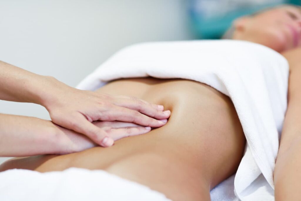 Le massage du ventre : les contre-indications à connaître avant de se faire masser